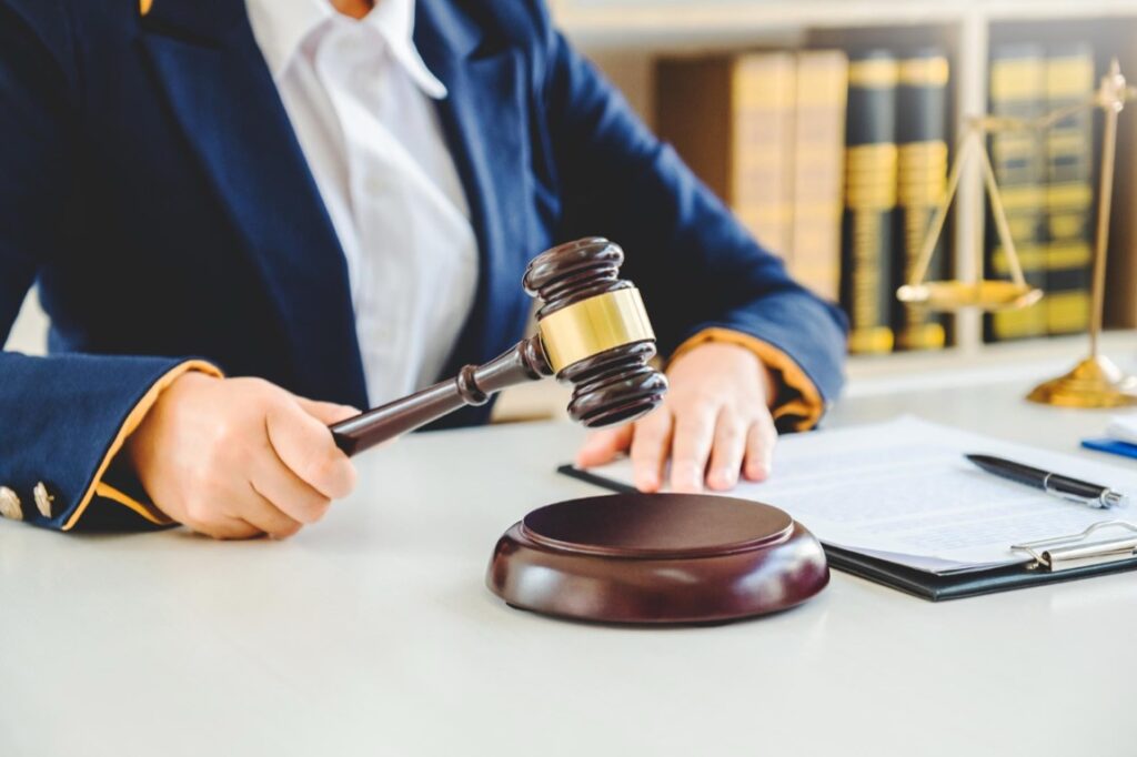 Odpowiedzialność cywilna radcy prawnego jest to zobowiązanie do pokrycia szkód wynikających z nieprawidłowego wykonania zawodu, będące konsekwencją błędów, zaniedbań czy niewłaściwego doradztwa