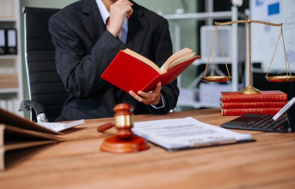 Odpowiedzialność cywilna radcy prawnego jest to zobowiązanie do pokrycia szkód wynikających z nieprawidłowego wykonania zawodu, będące konsekwencją błędów, zaniedbań czy niewłaściwego doradztwa